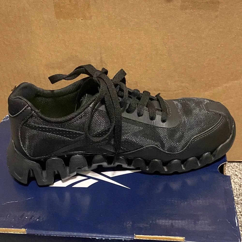 Excellent Condition Reebok Black Zig Pulse Work Women’s  Sneakers 8